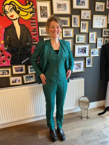 Pak-op-maat-vrouw-in-groen