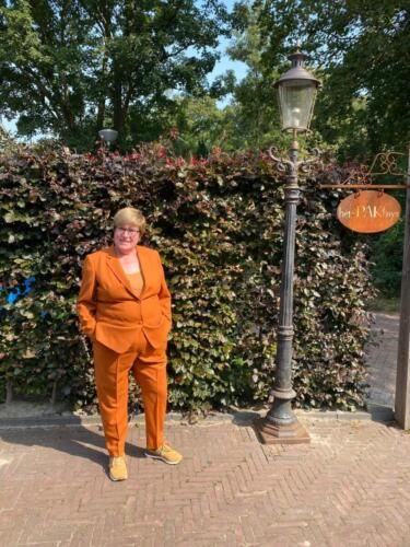 Pak-op-maat-vrouw-oranje-bruin
