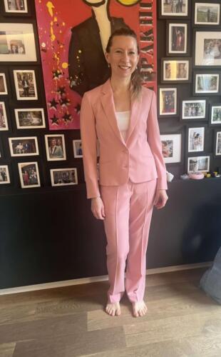 Pak-vrouw-in-roze-op-maat-gemaakt