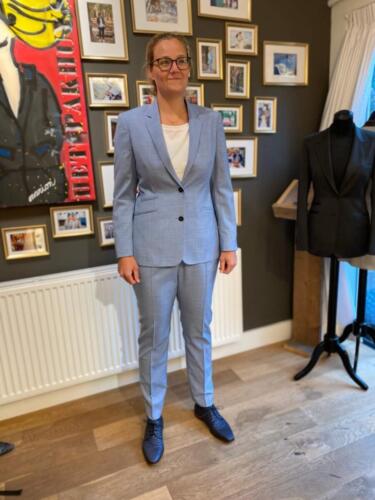 Promotie-pak-vrouw-licht-blauw