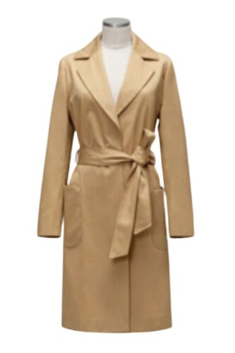 Regen-mantel-vrouw-stijlvol-op-maat