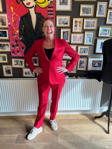 Rood-pak-vrouw-stoer