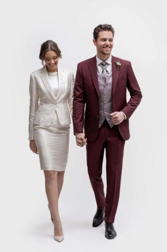 Rood trouwpak op maat gemaakt met zijde gilet en maathemd in wit kantoen (1)