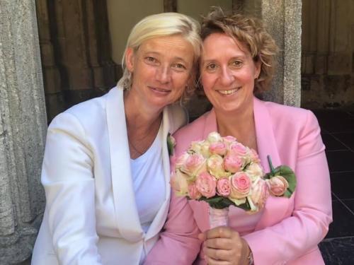 Roze en witte vrouwelijke smokings voor bruiden Harriet  Els