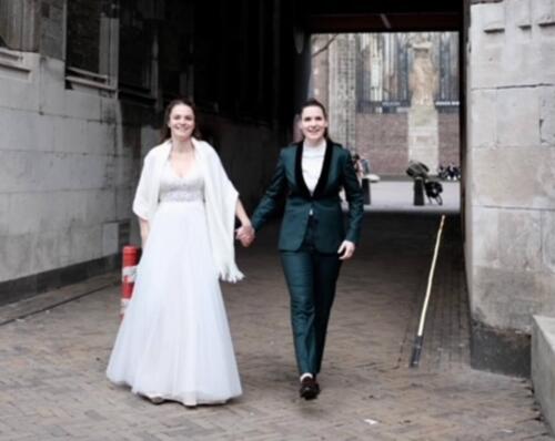 Smoking-bruid-in-groen-voor-huwelijk-Willemijn