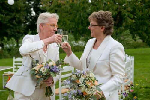 Smoking-bruid-vrouw-wit-trouwkostuum-dames