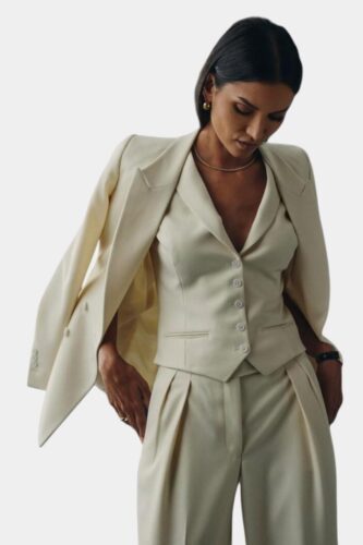 Smoking-vrouw-wit-met-gilet-gemaakt-van-Holland-and-Sherry-