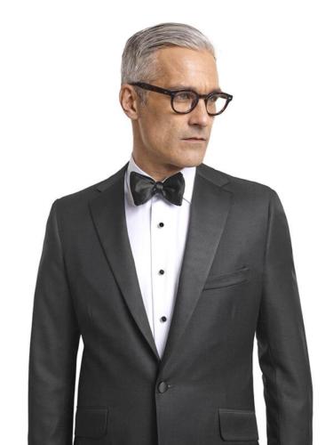 Smoking met opgesneden revers en bijpassend wit maathemd met studs en strik