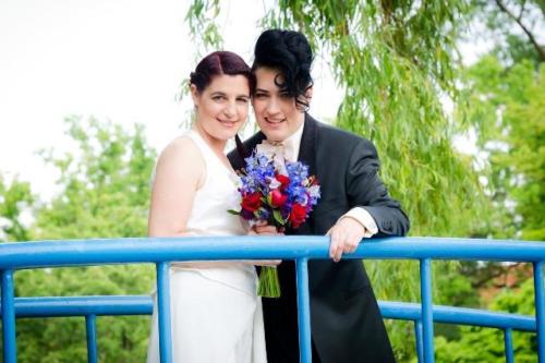 Smoking op maat gemaakt voor Lee met stoere mannelijke pasvorm, bewerkte sjaalkraag van satijn, bijpassend vestje en broek met galon van satijn