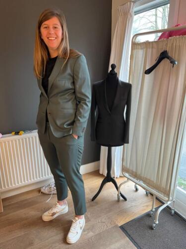 Sportief-pak-op-maat-vrouw