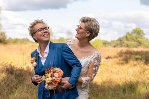 Sportief-trouwpak-vrouw-met-gilet-blauw