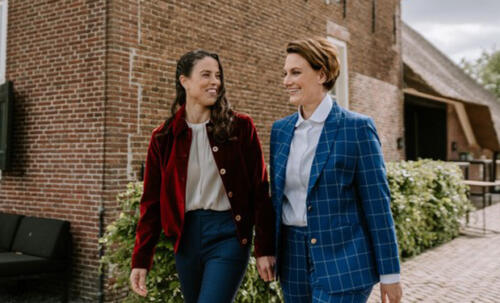 Sportief-vrouwelijke-trouwpakken-met-bomberjas