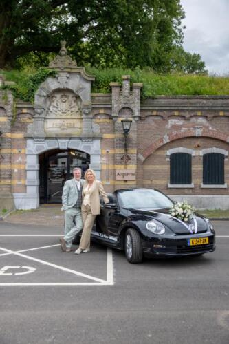 Stijlvol-damestrouwpak-met-gilet-in-zand-kleur