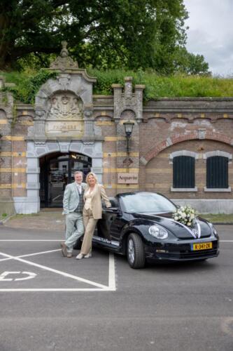 Stijlvol-damestrouwpak-met-gilet-in-zand-kleur 