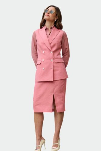 Stijlvol-mantelpak-vrouw-roze