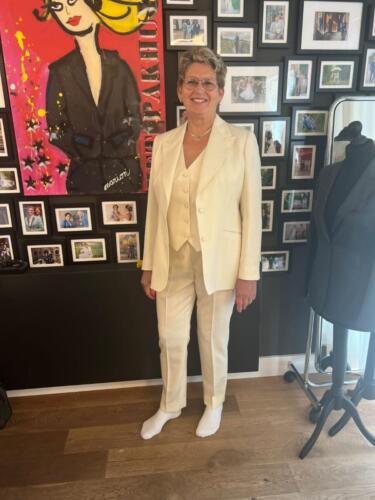 Stijlvol-trouwpak-vrouw-wit