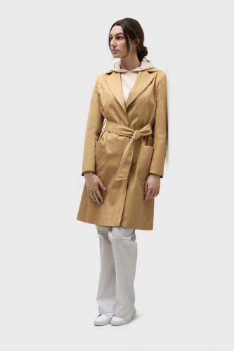 Stijlvolle-regenjas-vrouw-met-ceintuur