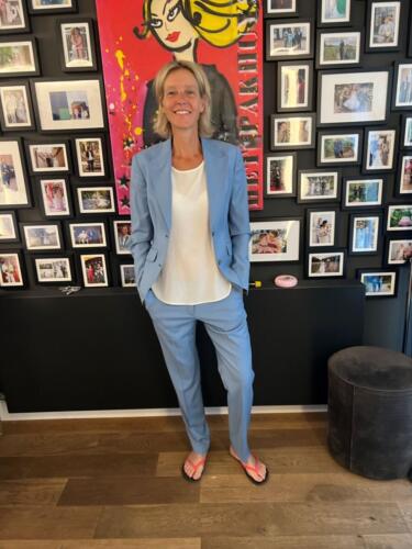 Stoer-trouwpak-vrouw-in-blauw-op-maat-gemaakt-