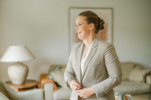 Stoer-vrouwelijk-trouwpak-op-maat