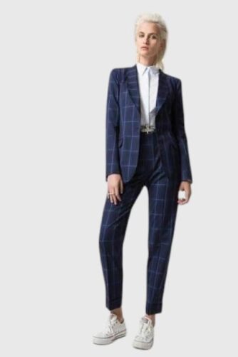 Stoer-vrouwen-maatpak-blauw-ruit