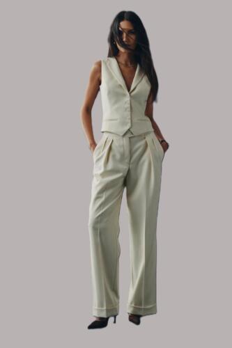 Stoer-wit-vrouwelijk-pak-met-gilet