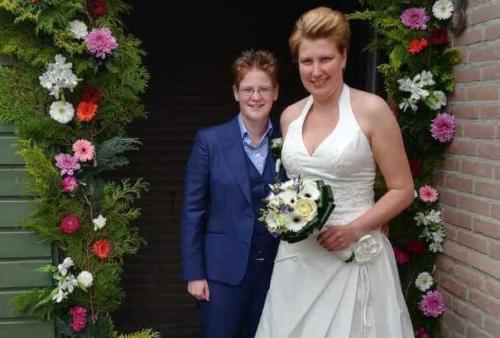 Stoer broekpak op maat gemaakt voor Sabine. Colbert op maat gemaakt van helder blauwe soepele stof met vrouwelijk gilet