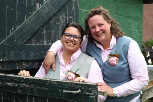 Stoere dames pakken op maat gemaakt met gilet en maatblouse voor Marieke en Mawiesja