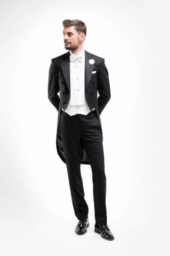 Traditioneel rokkostuum gemaakt van zwart glanzend feestelijke zachte niet kreukende wol. Op het lijf gemaakt en daardoor de perfecte pasvorm