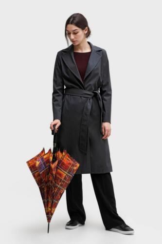 Trenchcoat-vrouw-zakelijk-sportief