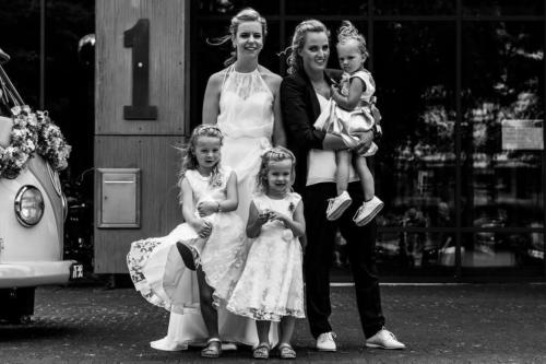 Trouw broekpak in sportieve stijl van zacht glanzende blauwe stof gemaakt voor bruiloft van Anne Fleur  Kesley.