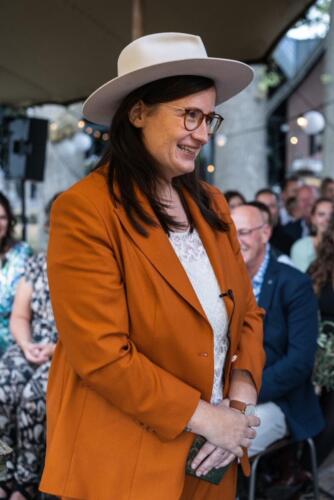 Trouwkostuum-vrouw-op-maat-gemaakt