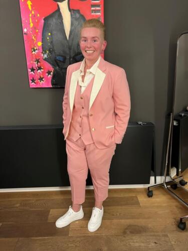 Trouwkostuum-vrouw-roze