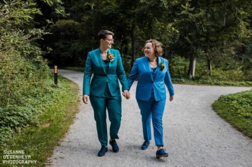 Trouwkostuum-vrouwen-lesbisch-huwelijk-in-groen-en-blauw