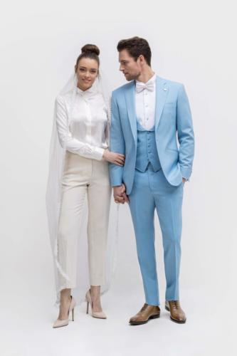 Trouwkostuum op maat gemaakt in licht blauw met gilet en strik