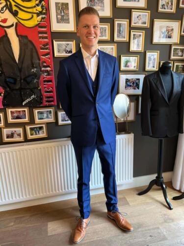 Trouwpak-met-gilet-en-overhemd-op-maat-gemaakt