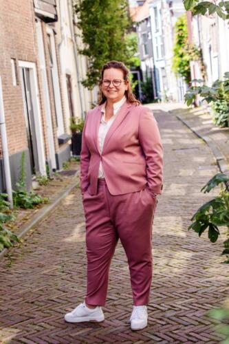 Trouwpak-voor-vrouwen-in-roze