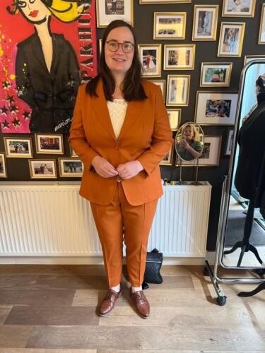 Trouwpak-vrouw-in-oker-geel-bruin