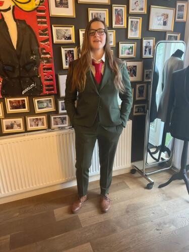 Trouwpak-vrouw-met-gilet-en-stropdas