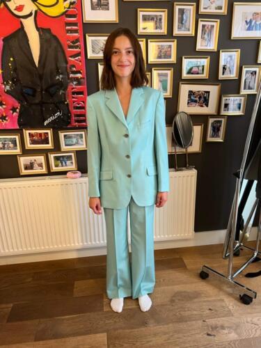 Trouwpak-vrouw-oversized-mint-groen