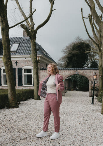 Trouwpak-vrouw-roze-1