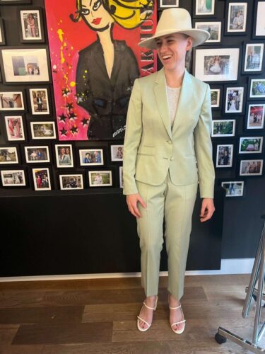 Trouwpak-vrouw-slank-pastel-groen-op-maat-gemaakt