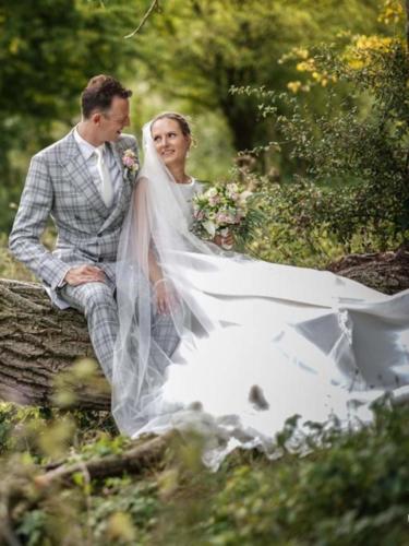 Trouwpak gemaakt voor huwelijk van Redolf in grijs witte ruit met bijpassend maathemd