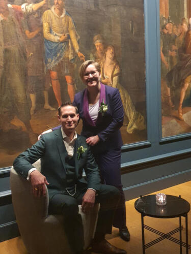 Trouwpak voor man en vrouw in paars en groen gemaakt