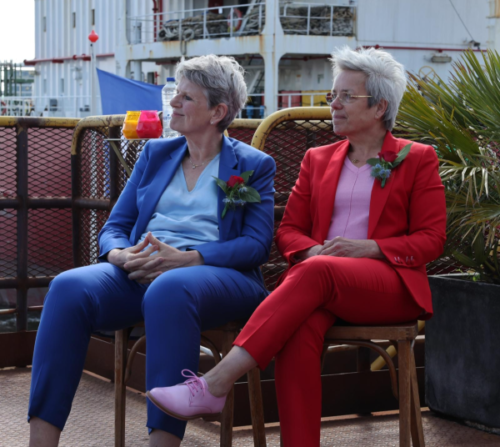 Trouwpakken-voor-vrouwen-in-rood-en-blauw