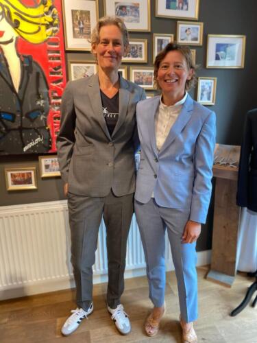 Trouwpakken-voor-vrouwen-op-maat-gemaakt