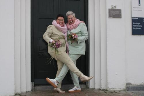 Trouwpakken-vrouw-in-pastel-kleuren