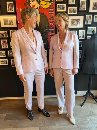 Trouwpakken-vrouwen-gemaakt-in-roze