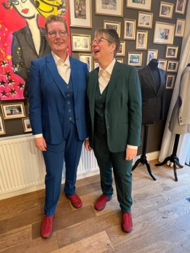 Trouwpakken-vrouwen-groen-en-blauw