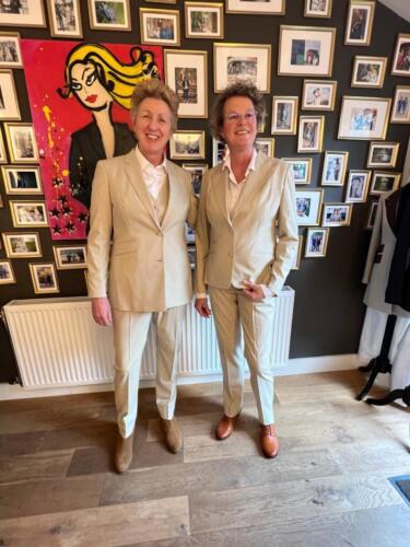 Trouwpakken-vrouwen-op-maat-in-beige