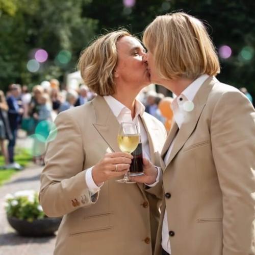 Trouwpakken gemaakt voor huwelijk van Marije en Jolanda van zachte coolwool met bijpassende maatblouses